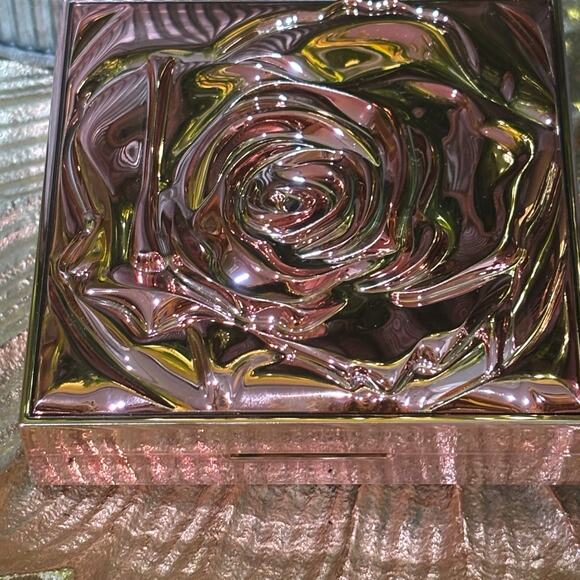 Smashbox & Vlada petal metal highlighter. Shade: Rosematic - Picture 3 of 4